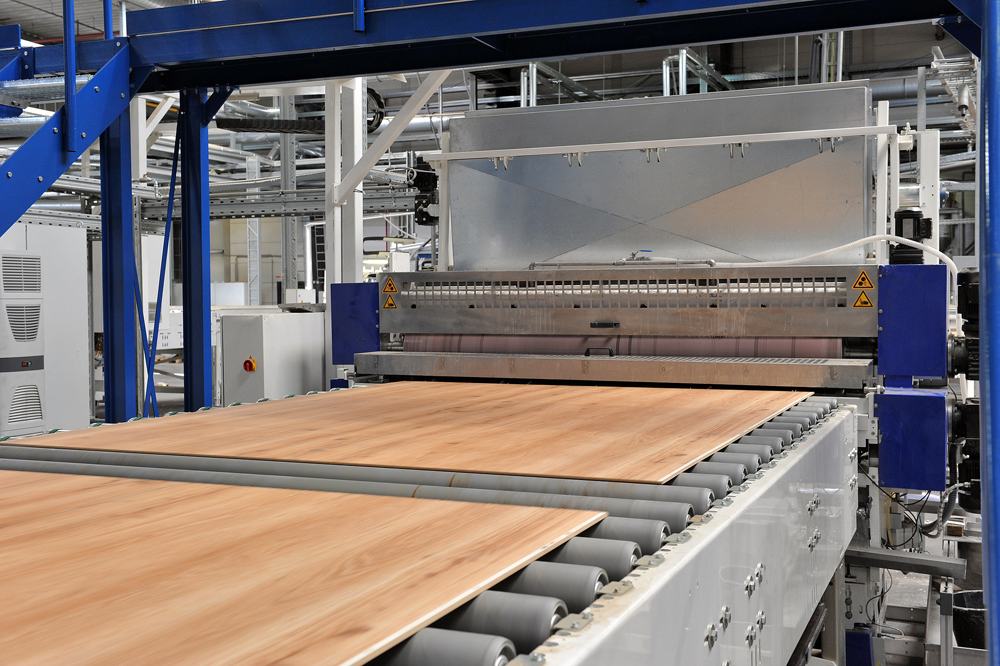 Verpressen eines Sandwiches zu einem Classen-Laminatboden. Verpressen eines Sandwiches zu einem Classen-Laminatboden.