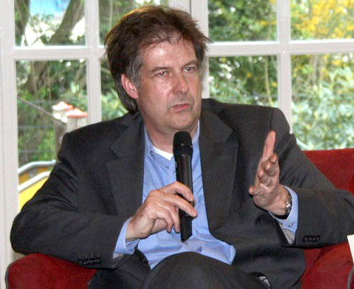 MHMK-Prof. Dr. Thomas Hestermann auf dem Podium des Weißen Rings