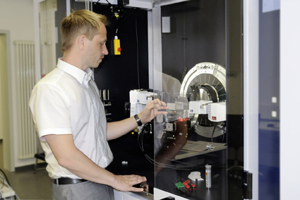Michael D’Agosto bei der Kristallstrukturanalyse einer Probe per Röntgendiffraktometrie im Werkstoff Michael D’Agosto bei der Kristallstrukturanalyse einer Probe per Röntgendiffraktometrie im Werkstoff