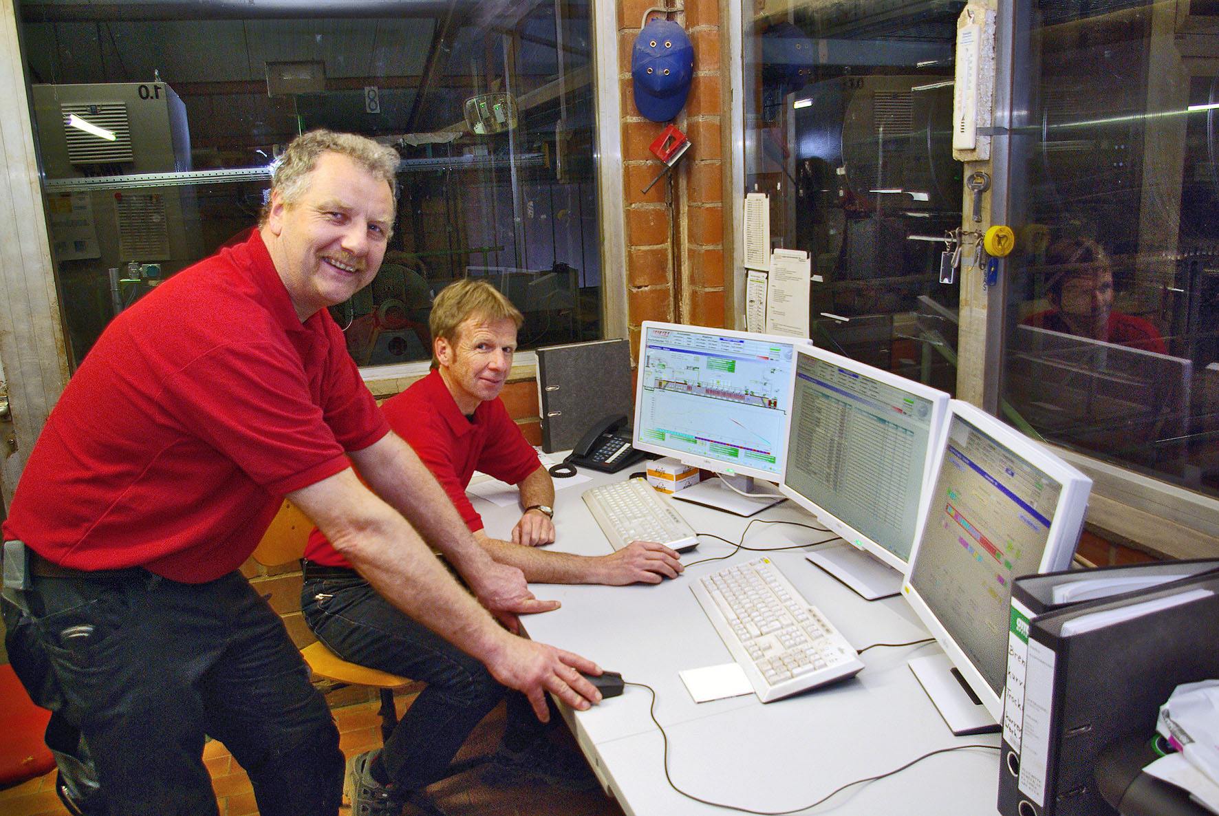 Die neue Steuerung und das Energiemanagement fest im Griff: Peter Fieberg und Norbert Welp Die neue Steuerung und das Energiemanagement fest im Griff: Peter Fieberg und Norbert Welp