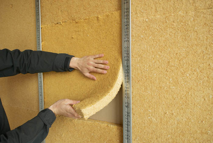 Holzfaserplatten als Dämmstoff fördern ein gesundes Wohnklima und leisten guten Wärmeschutz.