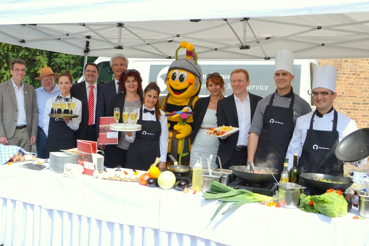 ?Münchhausen Catering & Messeservice? mit Inhaber Dietrich B. Ahrens (3.v.r.) präsentierte sein Spei ?Münchhausen Catering & Messeservice? mit Inhaber Dietrich B. Ahrens (3.v.r.) präsentierte sein Spei