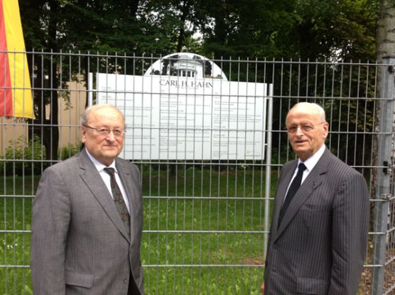 Zu Gast in der „Villa Hahn“ - Prof. Dr. Carl H. Hahn auf Stippvisite bei community4you