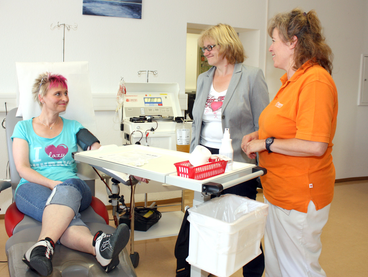 Anette Kramme und Zentrumsleiterin Manuela Bienlein mit einer Spenderin Anette Kramme und Zentrumsleiterin Manuela Bienlein mit einer Spenderin