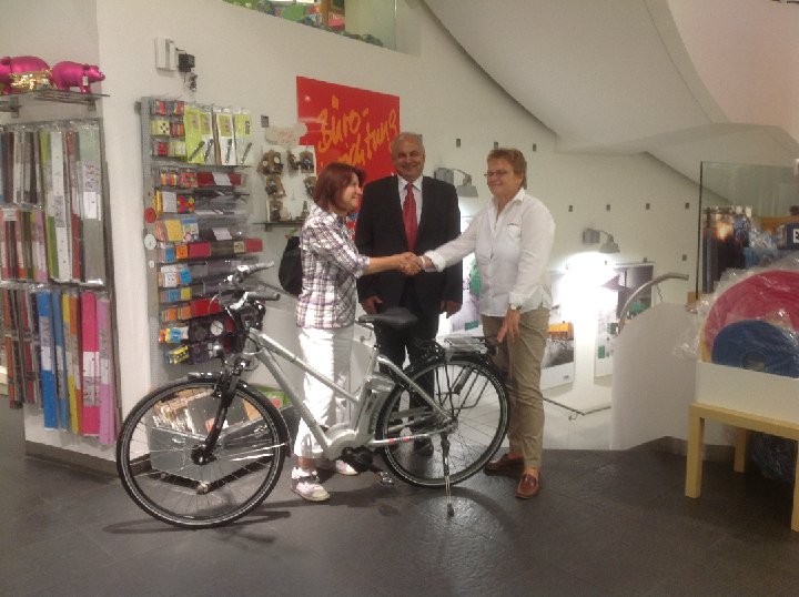 Freut sich über ihr neues Elektro-Bike: Ingrid Neukirchen (links) mit DURABLE-Betriebsleiter Jürgen Freut sich über ihr neues Elektro-Bike: Ingrid Neukirchen (links) mit DURABLE-Betriebsleiter Jürgen