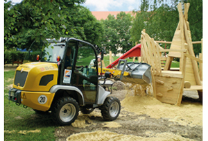 Ein Radlader aus dem HKL MIETPARK verteilt 60 Tonnen Sand auf dem neuen Spielplatz. Ein Radlader aus dem HKL MIETPARK verteilt 60 Tonnen Sand auf dem neuen Spielplatz.