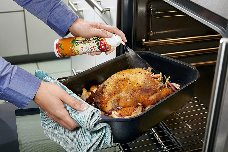 Geflügel mehrmals mit Bertolli Spray Olio di Oliva Cucina einsprühen.