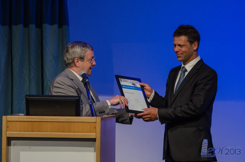 : Jacques Joosten vom Dutch Polymer Institute übergibt den DPI Invention Award 2013 an Rob Duchateau