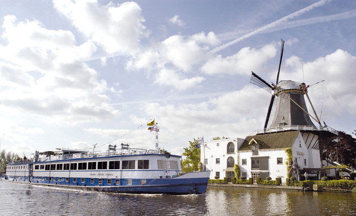 Das Schiff gleitet vorbei an malerischen Orten und Landschaften.