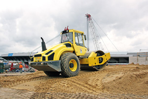 Walze von HKL BAUMASCHINEN im vollen Einsatz beim Brückenbauprojekt Hafencity. Walze von HKL BAUMASCHINEN im vollen Einsatz beim Brückenbauprojekt Hafencity.