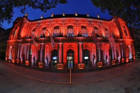 Lichtinstallation der Frankfurter Börse in OSRAM-orange