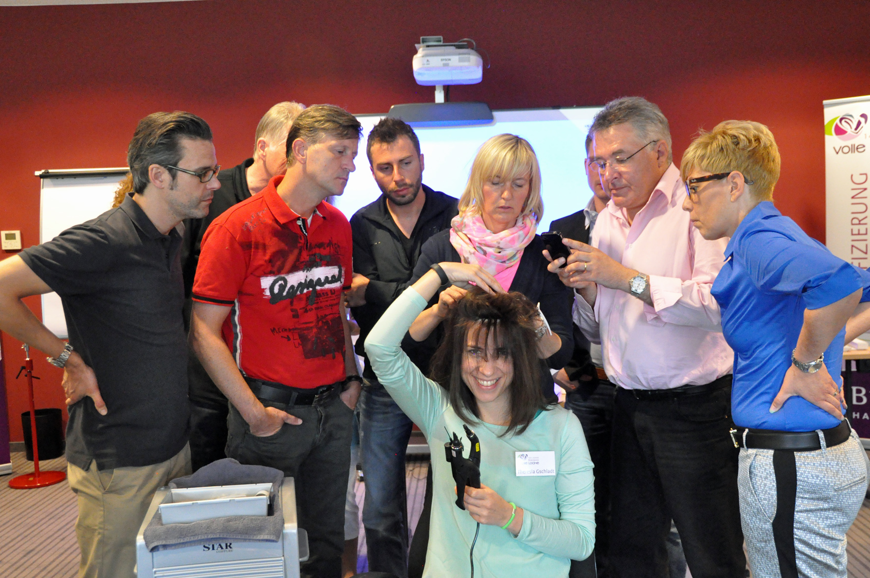 Interessierte Seminarteilnehmer die die Gelegenheit nutzen Trainer und Model Fragen zu stellen