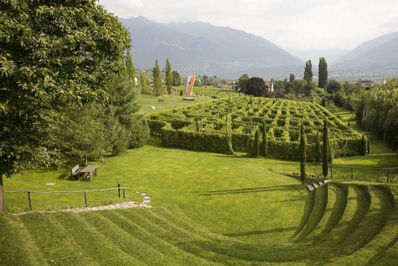 Der Labyrinthgarten des Erlebnis Kränzelhof in Tscherms bei Meran. Der Labyrinthgarten des Erlebnis Kränzelhof in Tscherms bei Meran.