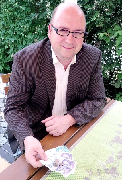 Hoteldirektor Eberhard Haist freut sich auf viele Gäste, die mit der alten Währung zahlen