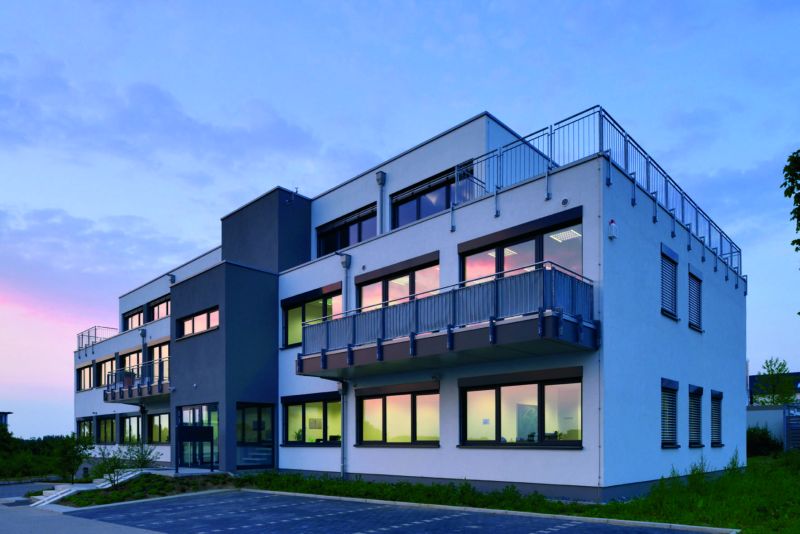 In nur zwei Tagen wurden die 18 Raummodule auf das vorbereitete Kellergeschoss aufgesetzt. In nur zwei Tagen wurden die 18 Raummodule auf das vorbereitete Kellergeschoss aufgesetzt.