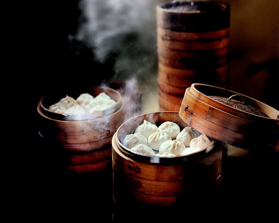 Eine taiwanische Spezialität ist xialongbao. Die gefüllten Teigtaschen werden traditionell in Bambus Eine taiwanische Spezialität ist xialongbao. Die gefüllten Teigtaschen werden traditionell in Bambus