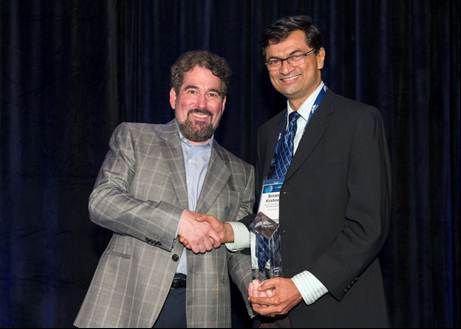 Pegasystems-Gründer Trefler (l.)überreicht Krishnan, Senior VP bei TechM, den Award Pegasystems-Gründer Trefler (l.)überreicht Krishnan, Senior VP bei TechM, den Award