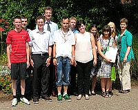 Mark Bühler (4. v.l.) und Ausbildungsleiterin Silvia Müller (rechts) mit den Preisträgern Mark Bühler (4. v.l.) und Ausbildungsleiterin Silvia Müller (rechts) mit den Preisträgern