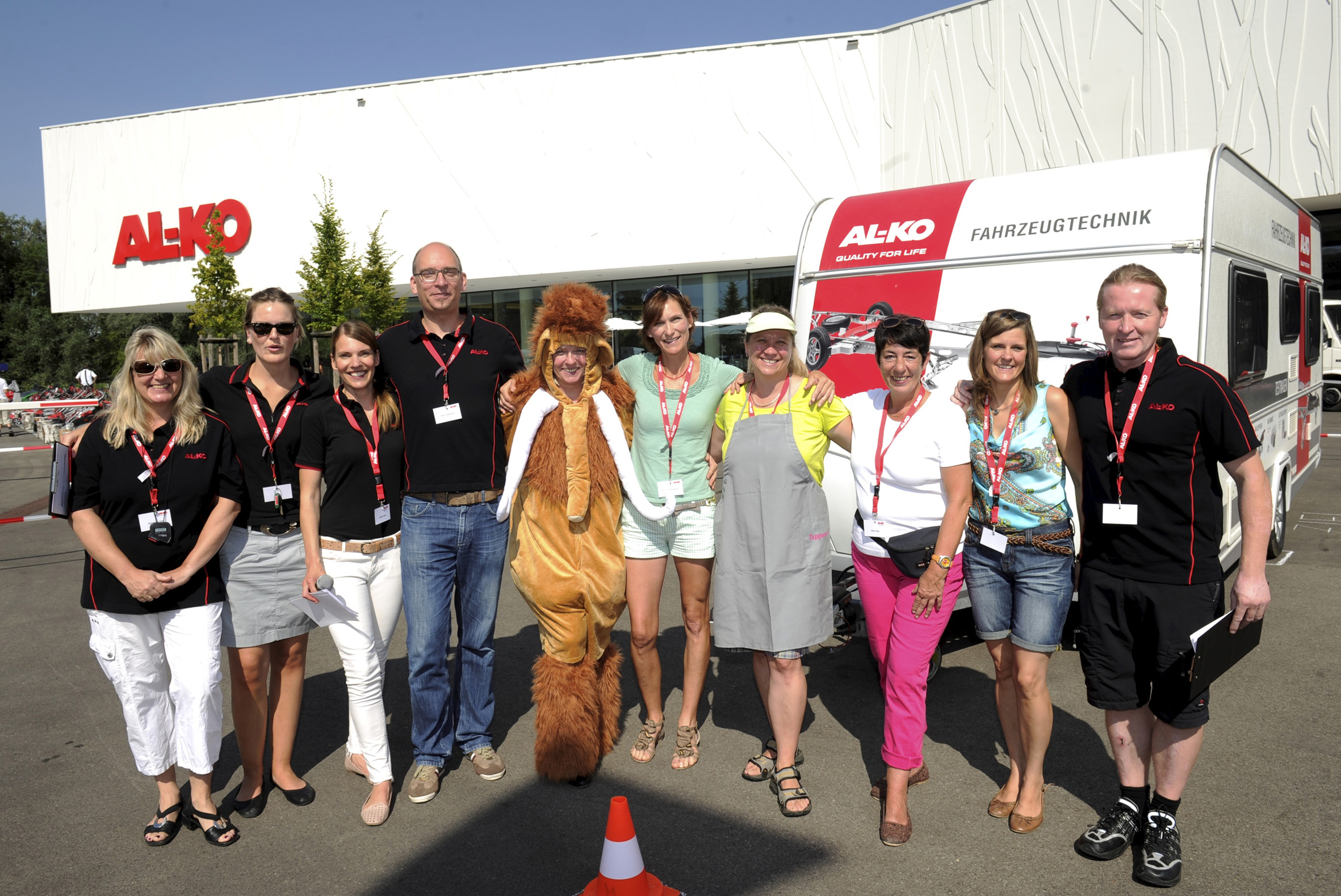 Alle Finalistinnen mit der Jury Alle Finalistinnen mit der Jury
