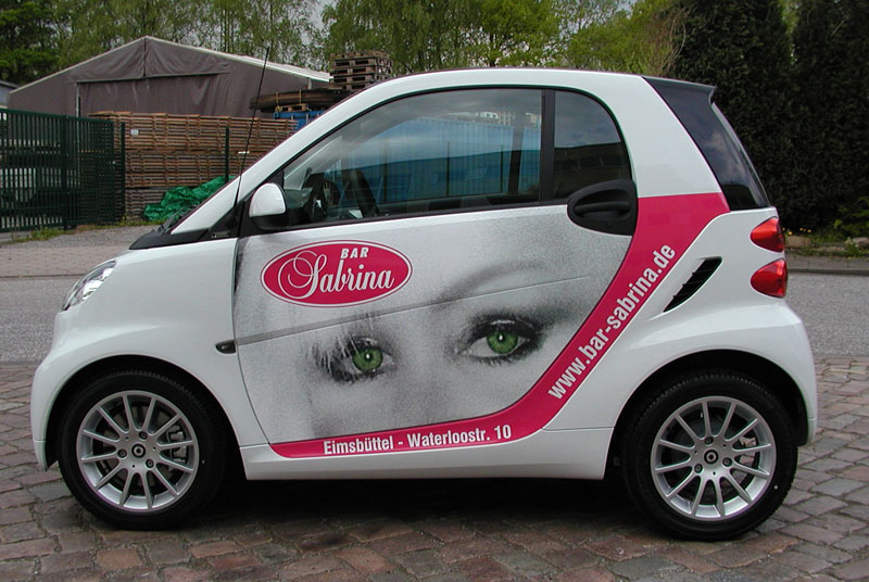 Smart mit Fahrzeugwerbung