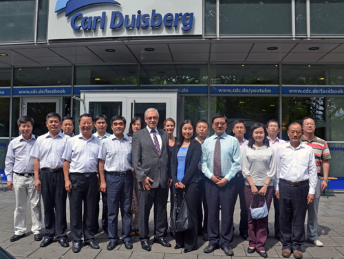 Delegation der chinesischen Führungskräfte vor dem Gebäude der Carl Duisberg Centren in Köln Delegation der chinesischen Führungskräfte vor dem Gebäude der Carl Duisberg Centren in Köln