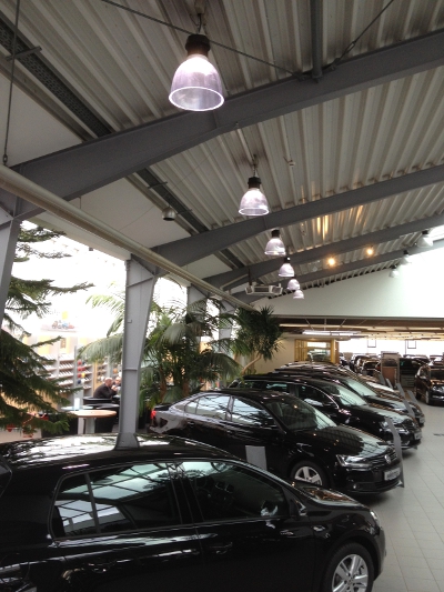 Rund elf Stunden am Tag und etwa 300 Tage im Jahr strahlen die Lampen durchschnittlich im Autohaus. Rund elf Stunden am Tag und etwa 300 Tage im Jahr strahlen die Lampen durchschnittlich im Autohaus.