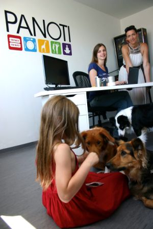 Sommerferien im PANOTI office – Die PANOTI Gründerinnen Stefanie Krügl und Siiri Rohrmüller mit Kind
