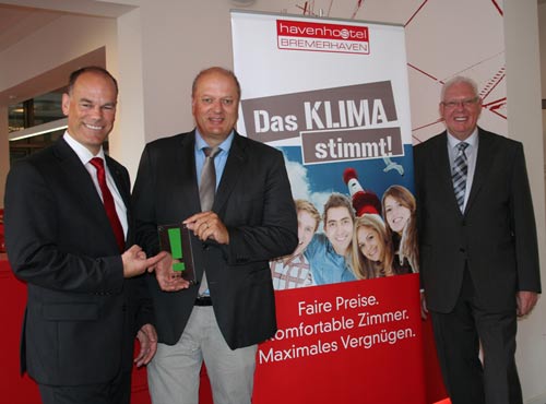 Heinfried Becker verleiht Jens Grotelüschen (li) und Otto Pottmeyer (re) die plietsch-Plakette. 