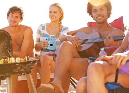 Die besonderen Momente des Sommers einfangen? mit der instax Mini 8 (Fujifilm Imaging Systems).
