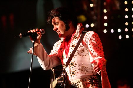 Grahame Patrick als Elvis Prelsey in Elvis - Die Show im Estrel Berlin