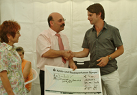 Jürgen Zerf überreicht Volker Gmelch den Spendenscheck