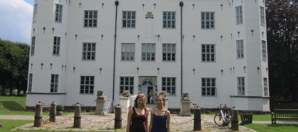 Tanja und Albane vor dem historischen Schloss in Ahrensburg (Foto: Dt. Stiftung Völkerverständigung) Tanja und Albane vor dem historischen Schloss in Ahrensburg (Foto: Dt. Stiftung Völkerverständigung)