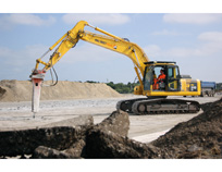 Mit Stemmhammer bearbeitet der Raupenbagger aus dem HKL MIETPARK die enorme Fläche von 14.000 Quadra Mit Stemmhammer bearbeitet der Raupenbagger aus dem HKL MIETPARK die enorme Fläche von 14.000 Quadra