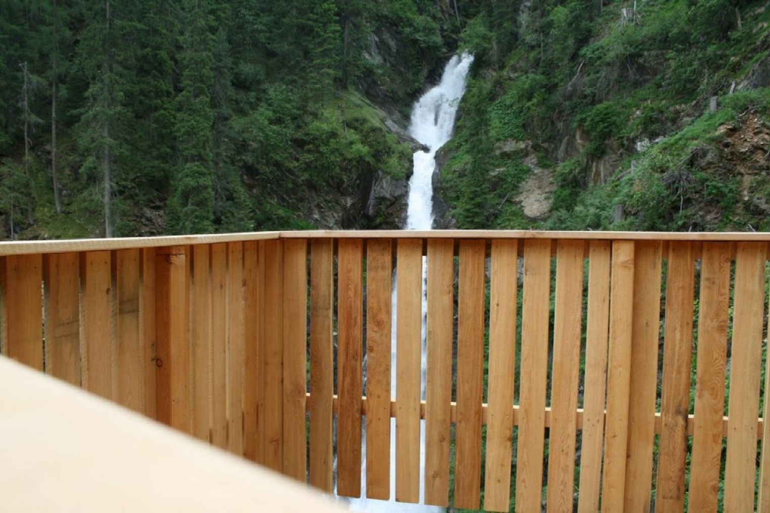 Neue Aussichtsplattform am Wasserfall. Neue Aussichtsplattform am Wasserfall.