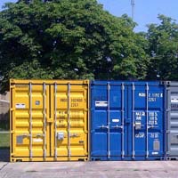 Insgesamt sechs ELA-Lagercontainer stehen während der Aufräumarbeiten im Flutgebiet Zahna-Elster zur