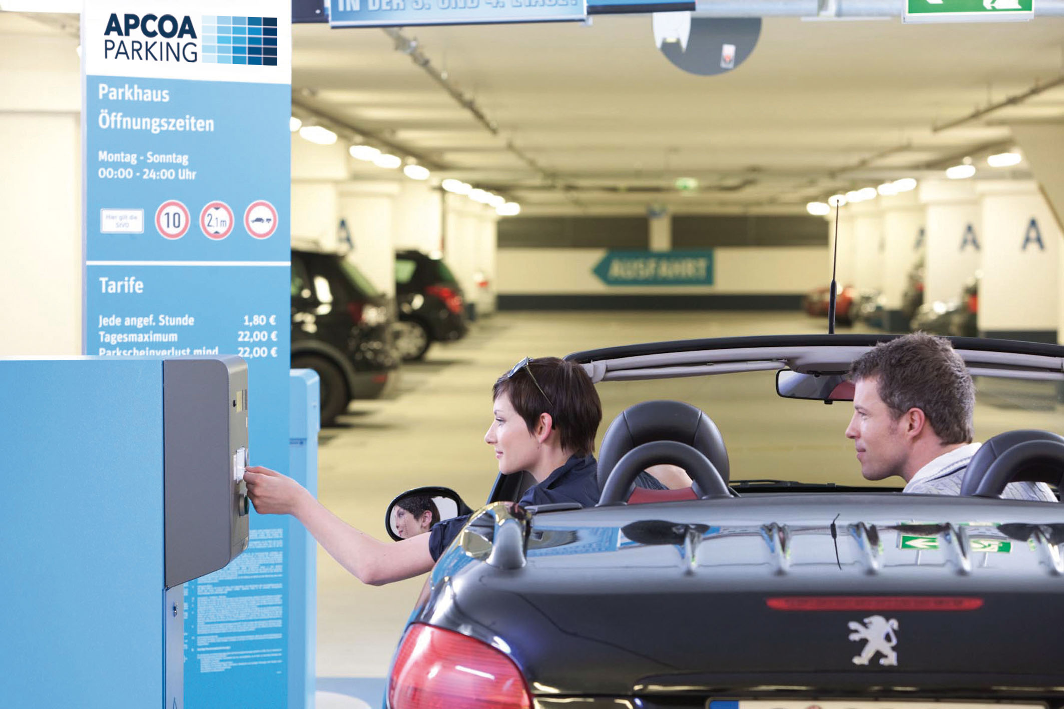 Parken im Parkhaus als Alternative zur Parkplatz-Suche. Parken im Parkhaus als Alternative zur Parkplatz-Suche.