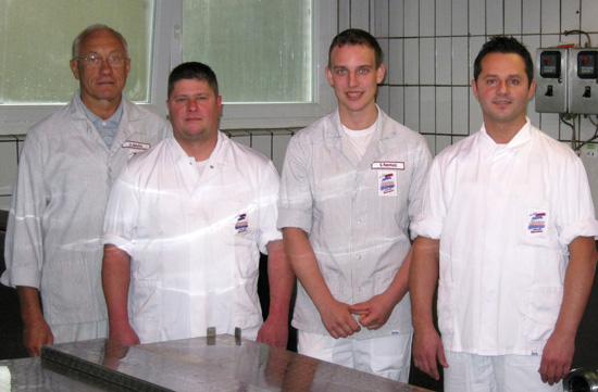 Erfolgreicher Unternehmensverkauf: Verkäufer Stephan Reinhold (3. von links) und der Käufer Miroslav