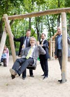 OB Horst Schneider (schaukelnd) sowie v.l. Achim Behn (Deutsche Reihenhaus), Frank Alexander (Herman OB Horst Schneider (schaukelnd) sowie v.l. Achim Behn (Deutsche Reihenhaus), Frank Alexander (Herman