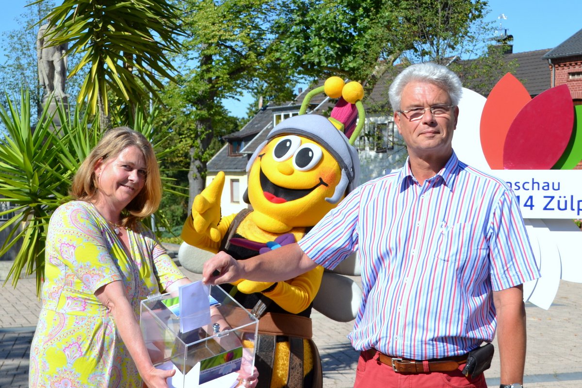 Albert Bergmann (r.), Judith Dohmen-Mick (l.) und Maskottchen Tolbienchen freuen sich auf Vorschläge Albert Bergmann (r.), Judith Dohmen-Mick (l.) und Maskottchen Tolbienchen freuen sich auf Vorschläge
