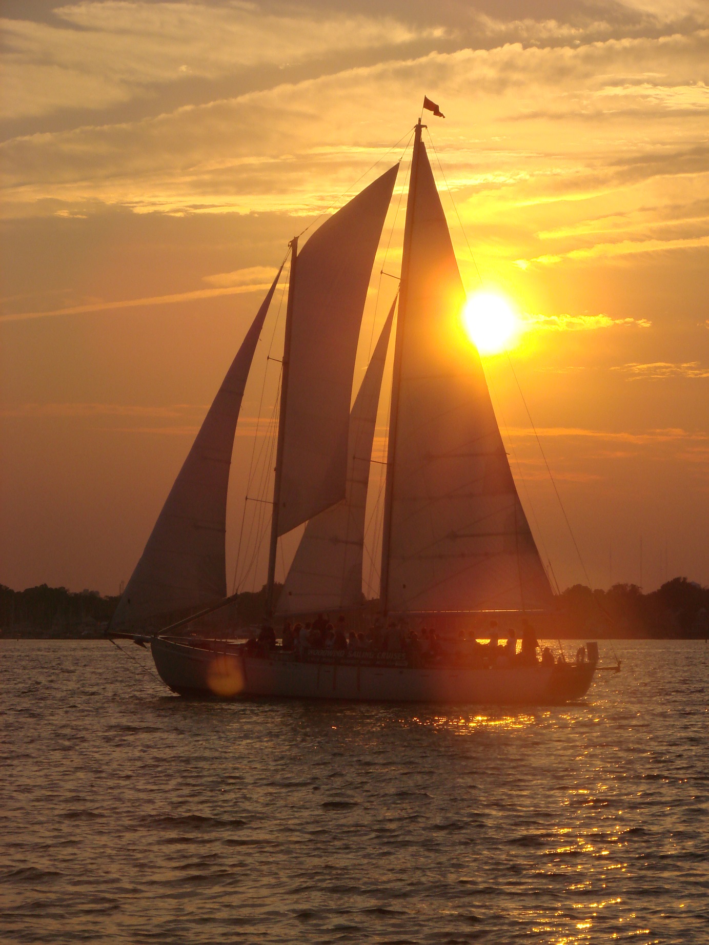 Ab Annapolis kann man an Bord der Woodwind Segeltouren zum Sonnenuntergang unternehmen.