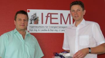 Preisträger Diplom-Ingenieur Jürgen Lange (v.r.) und sein Geschäftspartner Diplom-Ingenieur Andreas 