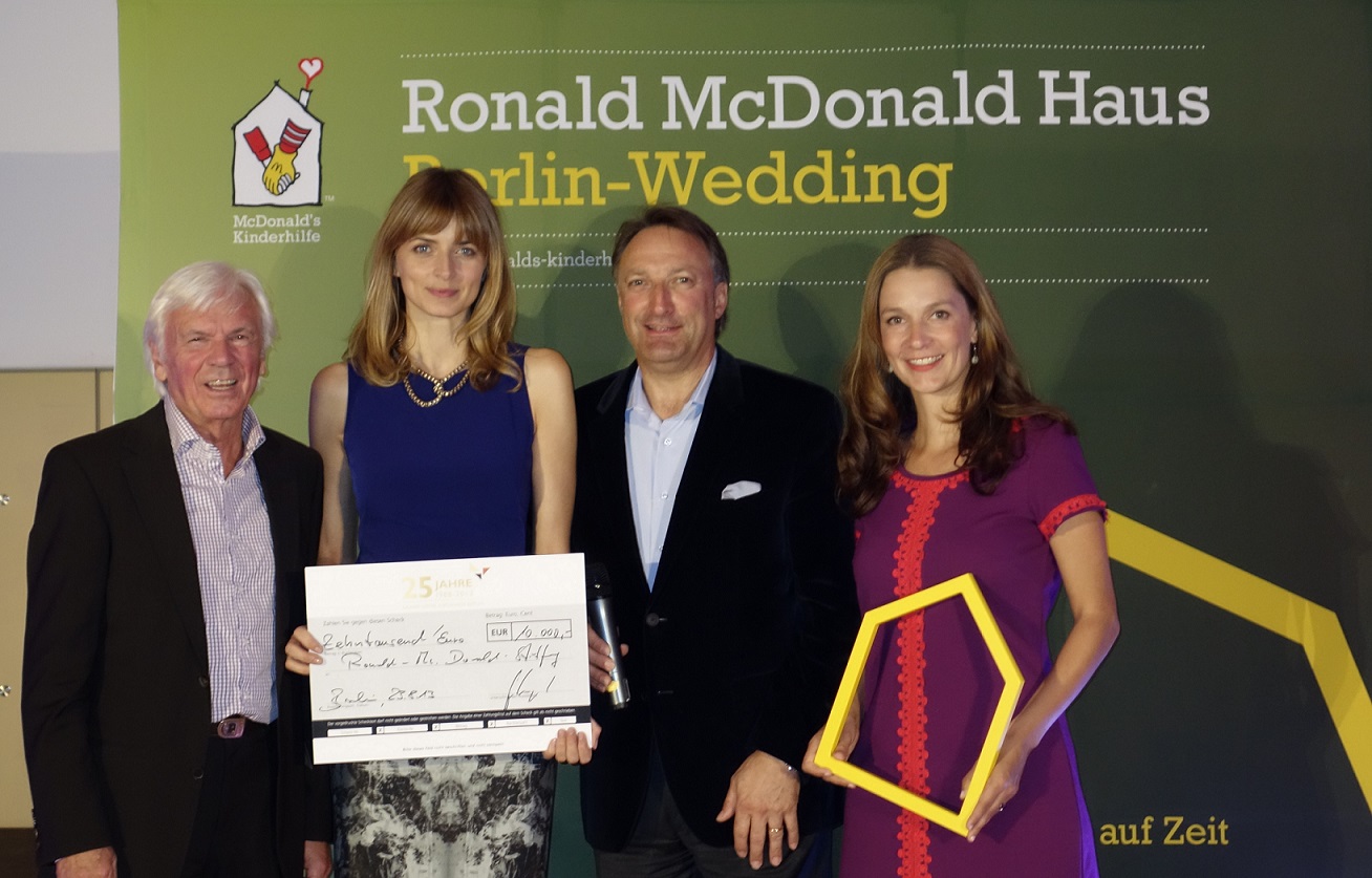 Scheckübergabe Jürgen Ganglübergibt Scheck an Eva Padberg Scheckübergabe Jürgen Ganglübergibt Scheck an Eva Padberg