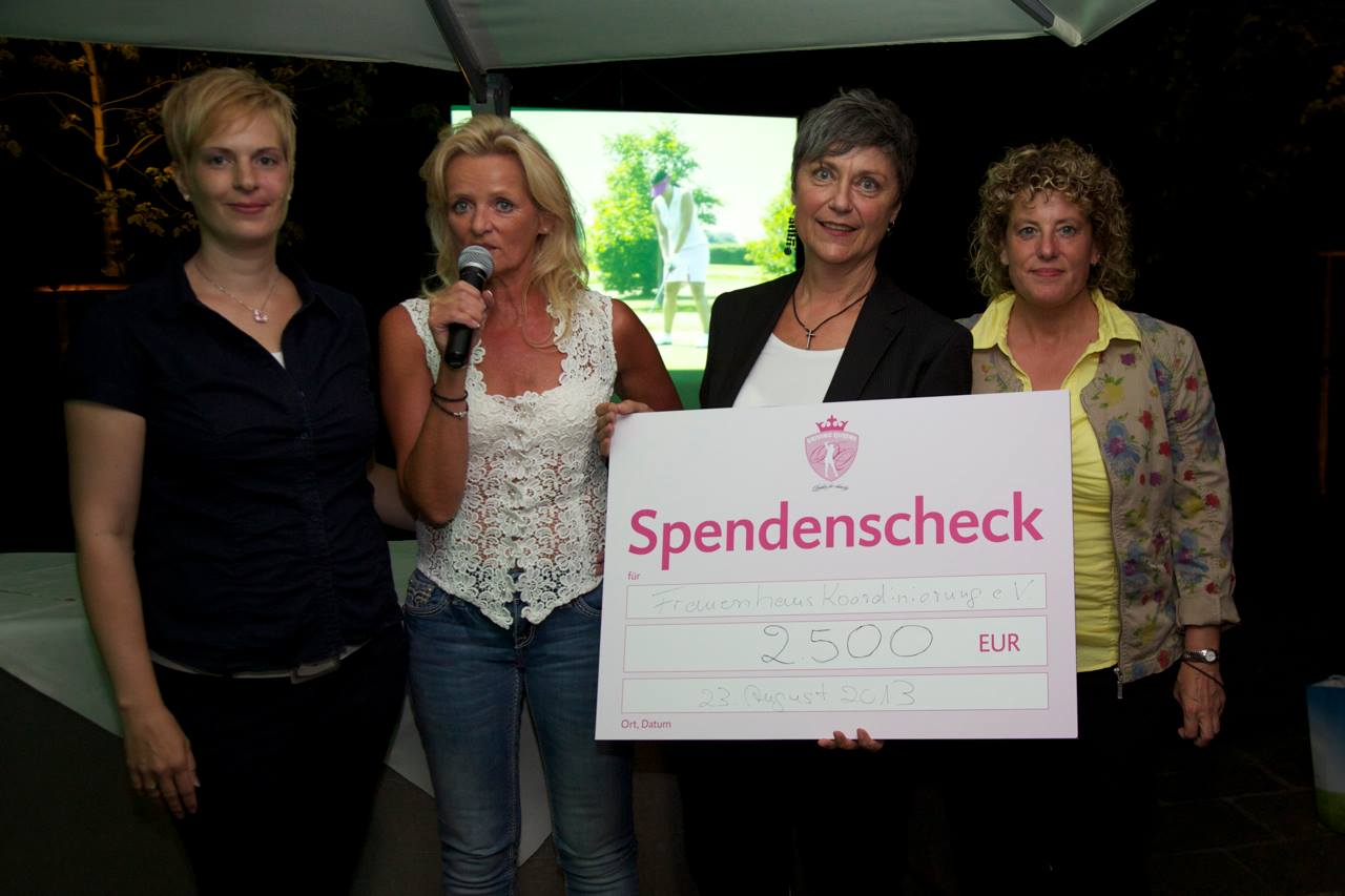 Driving Queensübergeben Scheck an Frauenhauskoordinierung