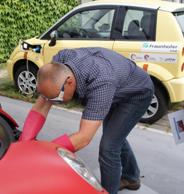 Teilnehmer beim spannungsfrei Schalten eine Elektrofahrzeugs © Fraunhofer IFAM