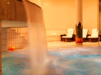 Indoorpool mit Wasserfall Indoorpool mit Wasserfall