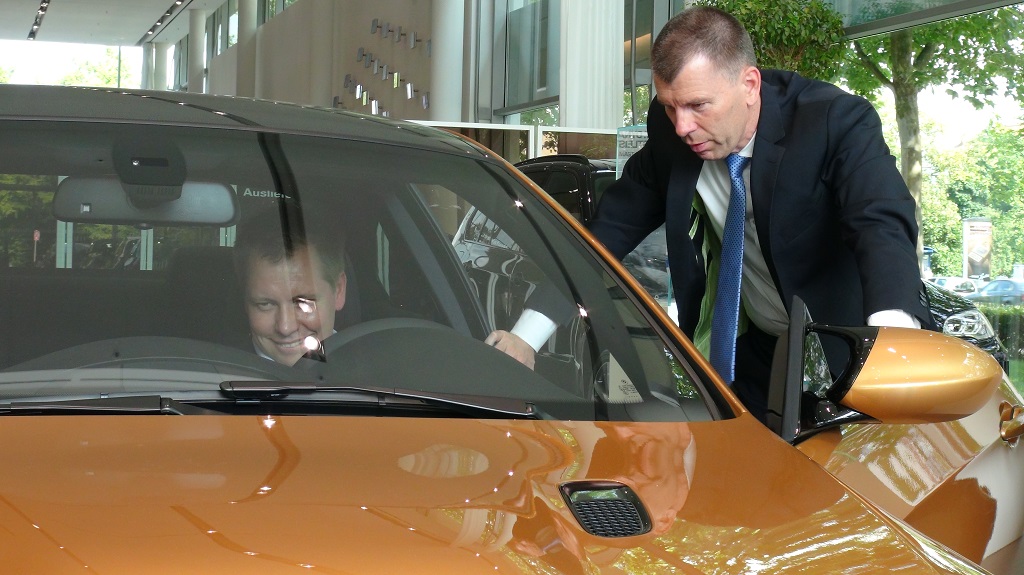 Peter Mey (rechts) leitet die weltweit größte BMW Niederlassung in München. Peter Mey (rechts) leitet die weltweit größte BMW Niederlassung in München.