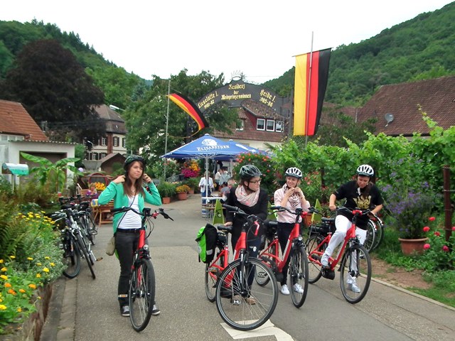 Deutsche Weinprinzessinnen tragen Fahrrradhelm bei Radtouren Deutsche Weinprinzessinnen tragen Fahrrradhelm bei Radtouren