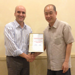 Singapur, 28. August 2013: DELO Industrie Klebstoffe überreichte Ehrenzertifikat an das asiatische U Singapur, 28. August 2013: DELO Industrie Klebstoffe überreichte Ehrenzertifikat an das asiatische U