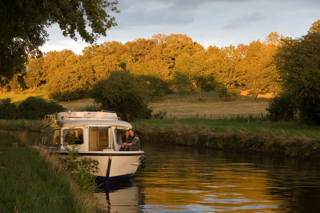 Mit dem Hausboot durch herbstliche Landschaften fahren Mit dem Hausboot durch herbstliche Landschaften fahren