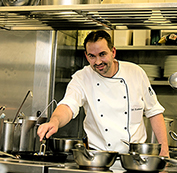 Michael Volkmar, Neuer Küchenchef im Günnewig Restaurant Top 180. Foto: Holger Bernert Michael Volkmar, Neuer Küchenchef im Günnewig Restaurant Top 180. Foto: Holger Bernert